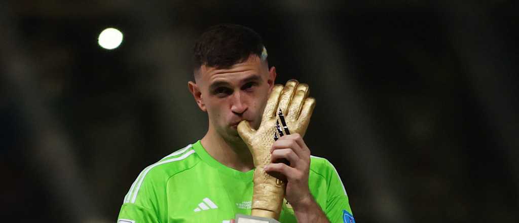 Cuántos millones pagaron por los guantes del Dibu Martínez