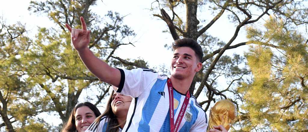 Locura en Calchín: Julián Álvarez fue recibido en su pueblo por una multitud