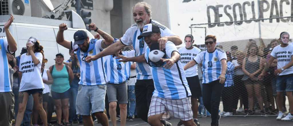 Video: piqueteros cortaron la calle y jugaron al fútbol contra "el hambre"
