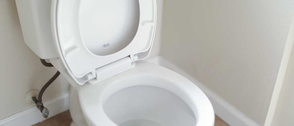 &iquest;Por qu&eacute; no hay que dejar la tapa abierta de los inodoros?