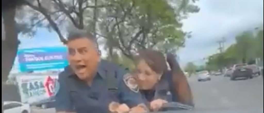 Salvaje: quiso escapar de un control y arrastr&oacute; a polic&iacute;as en el capot