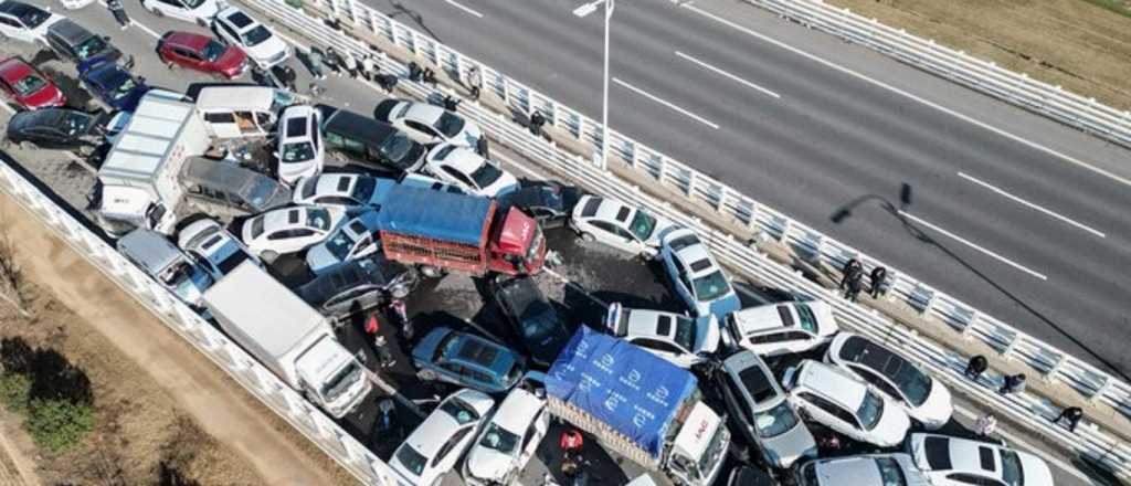 M&aacute;s de 200 autos involucrados: impactante accidente en China 