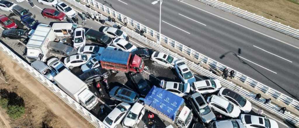 Más de 200 autos involucrados: impactante accidente en China 