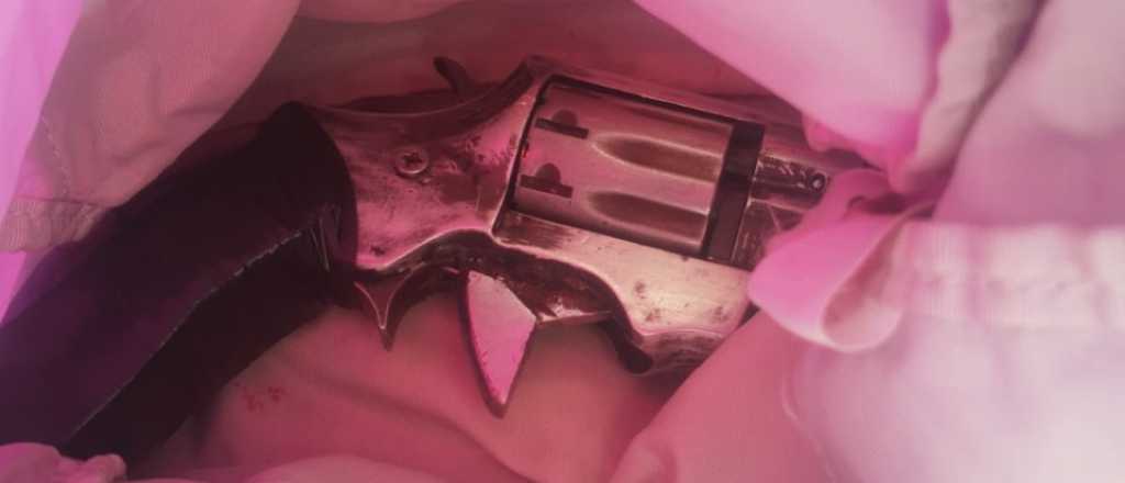 Un joven fue detenido con un arma y su amigo huy&oacute; por los techos