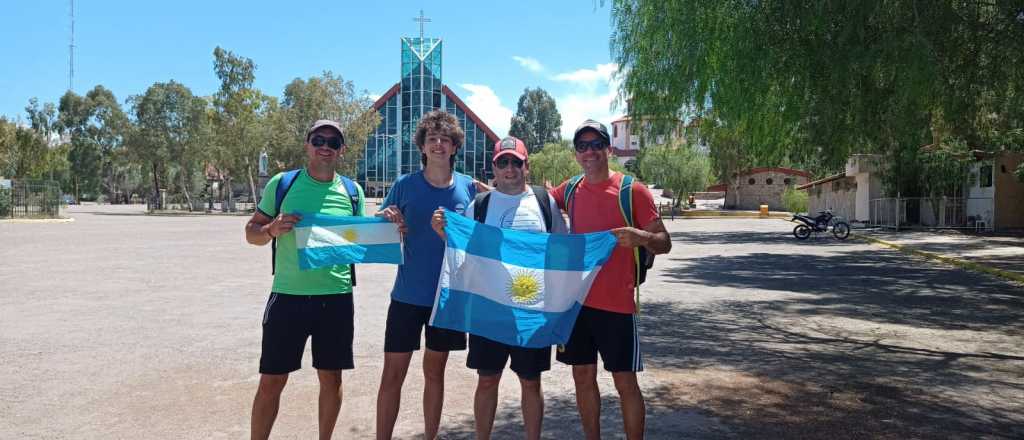 Caminaron 60 kilómetros hasta El Challao por haber ganado el Mundial