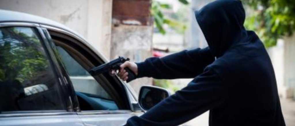 Le tiraron una piedra a su camioneta, se detuvo y se la robaron en Maipú