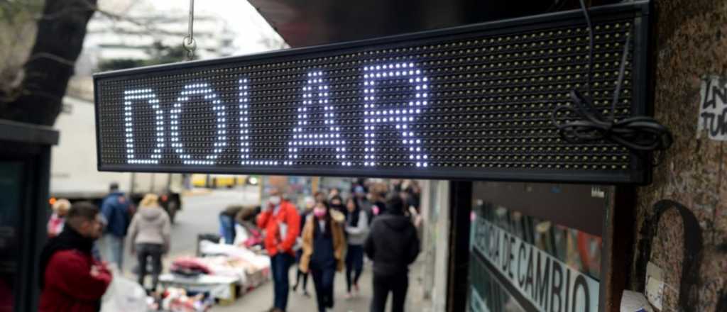 El d&oacute;lar blue baj&oacute; $7 esta semana pero acumula $33 en un mes