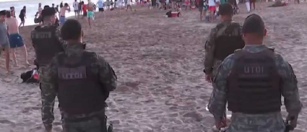 Video: la policía sacó a chicos de la playa para "evitar disturbios"