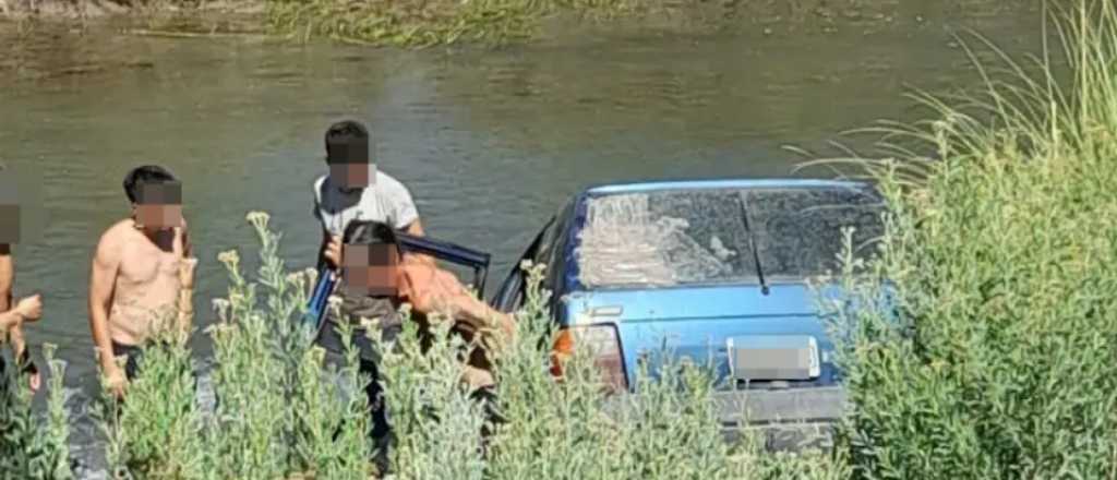 Un auto cayó al río Atuel
