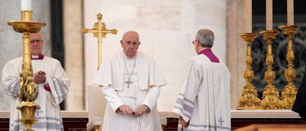 Francisco presidió el funeral de Benedicto XVI ante una multitud