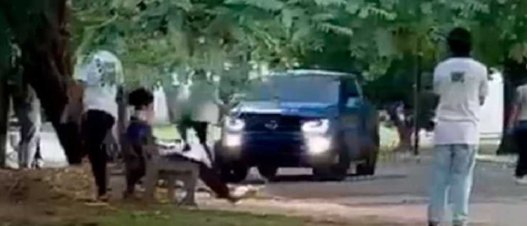 Videos: quiso atropellar a un grupo de chicos y chocó a un auto 