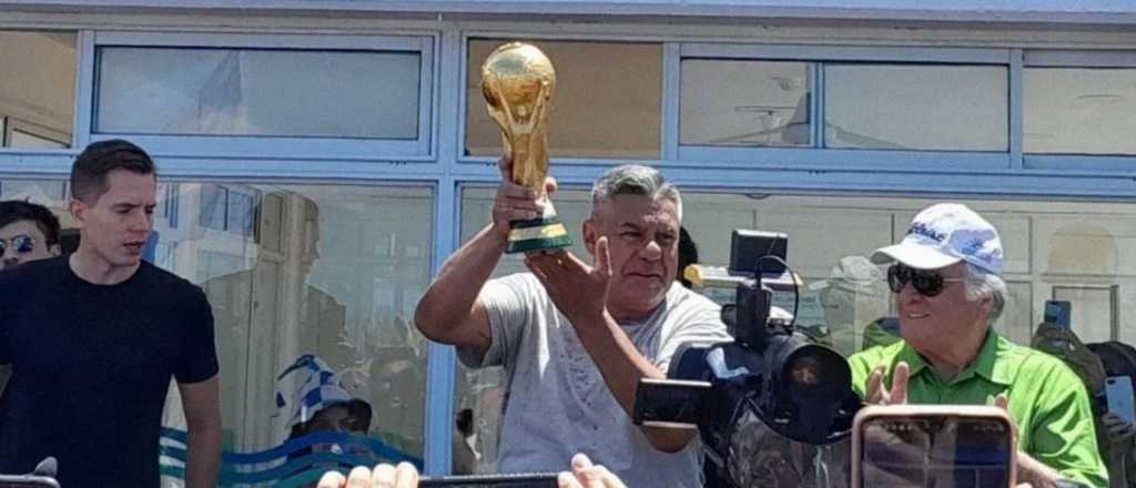 Furor en Mar del Plata: Tapia llevó la Copa y habló del contrato de Scaloni
