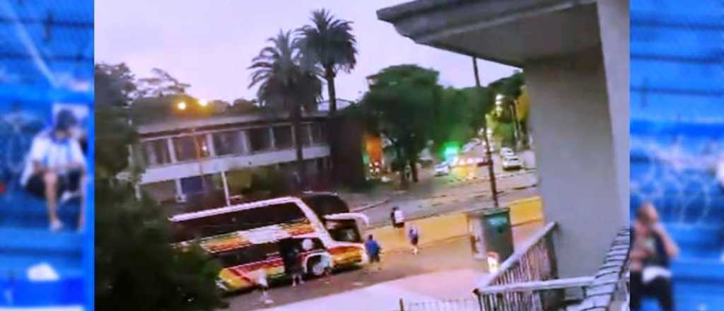 Videos: graves incidentes entre hinchas de Nacional y Vélez