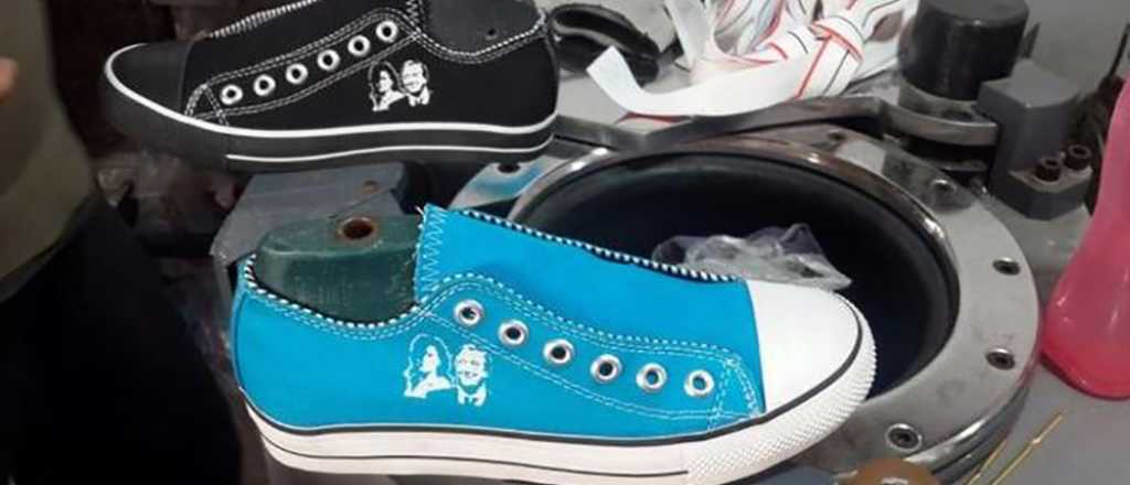 El colmo: Reparten zapatillas de Néstor y Cristina