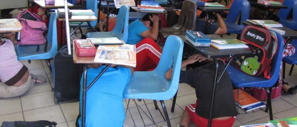 Posición fetal y debajo de la mesa si tiembla cuando estás en la escuela