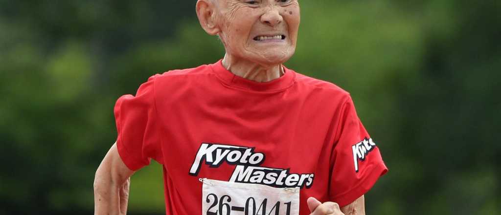 A los 105 a&ntilde;os hizo el r&eacute;cord en los 100 metros y festej&oacute; a lo Bolt