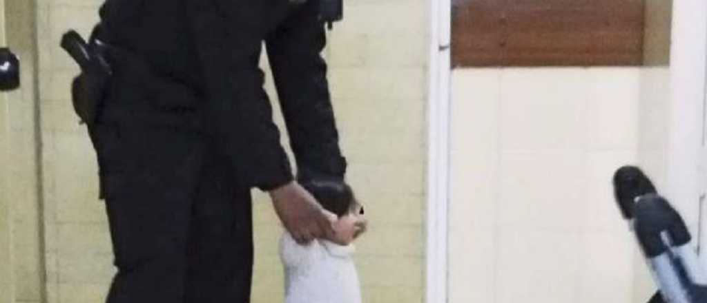 Conmovedor: un policía cuida a una bebé mientras su madre está en terapia intensiva