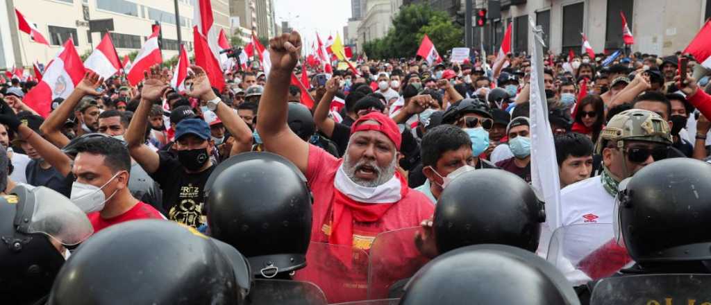 Continúan las protestas en Perú y son más de 300 los detenidos
