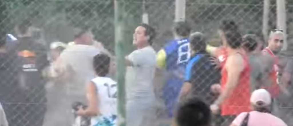 Video: batalla campal en un partido de fútbol de la Liga Sancarlina