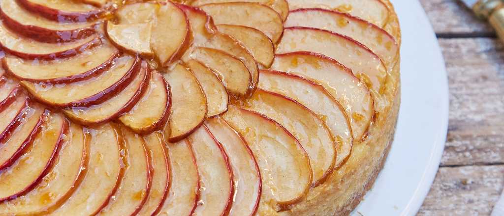 La receta ideal para preparar una torta de manzanas invertida