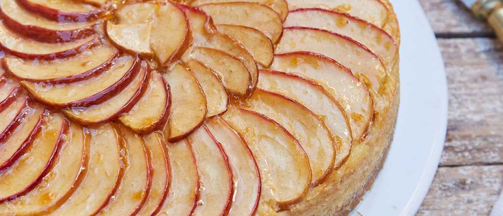 La receta ideal para preparar una torta de manzanas invertida