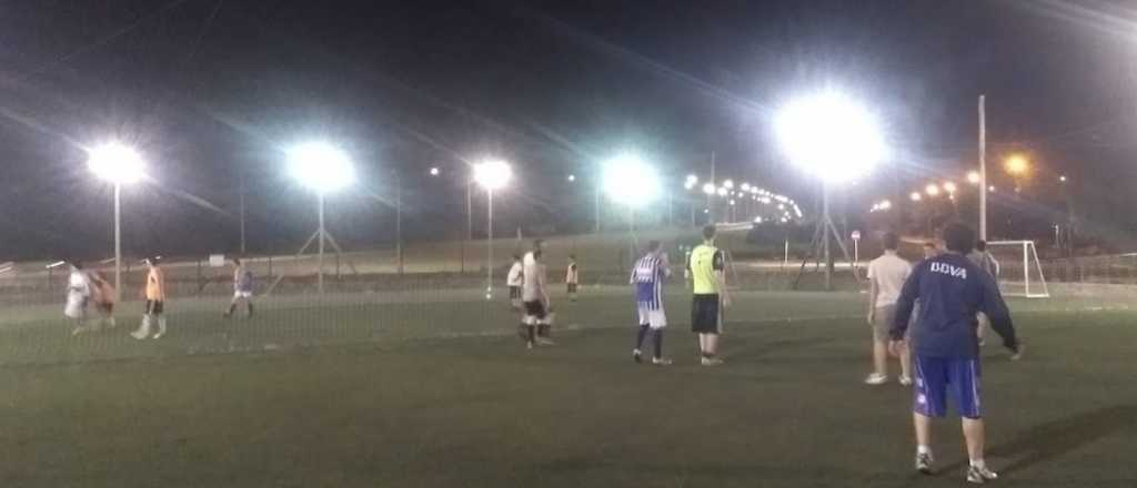 Un partido de f&uacute;tbol casi termina a los tiros en Godoy Cruz