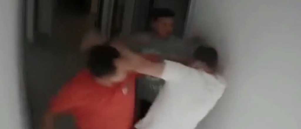 Video: hijos de una paciente atacaron a un médico para que la atienda antes