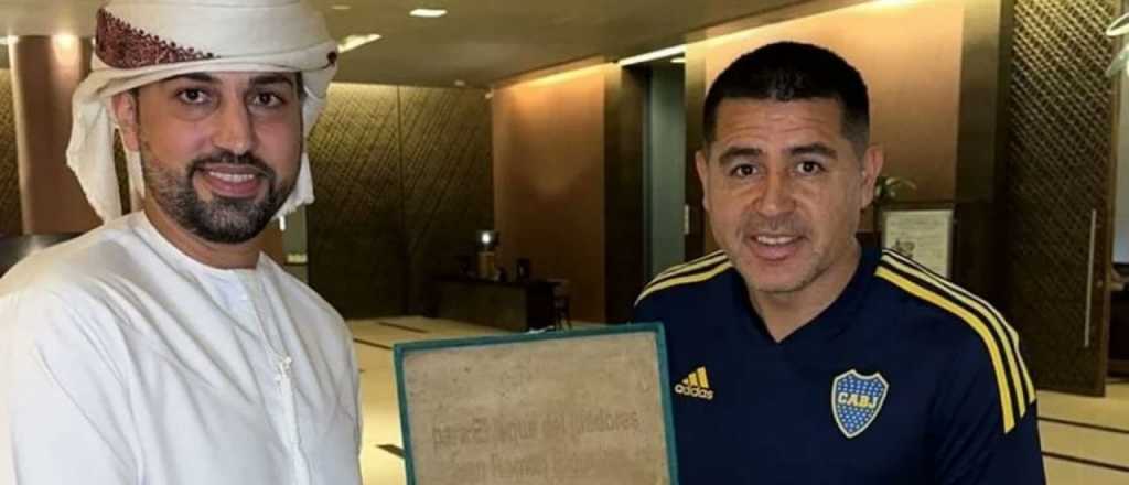 Riquelme recibió el mismo regalo que Messi, pero con un error