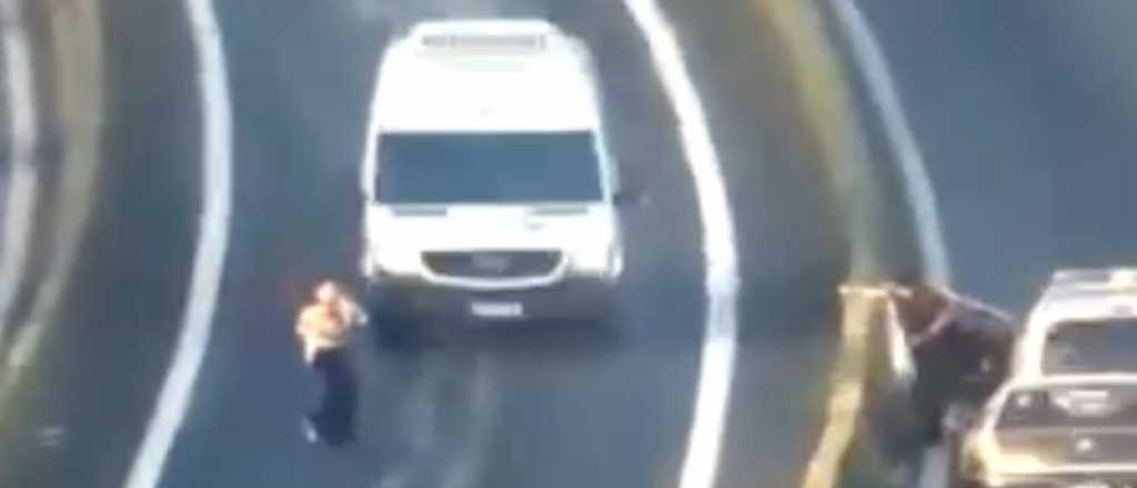 Video: las impactantes im&aacute;genes de la pareja atropellada en la autopista
