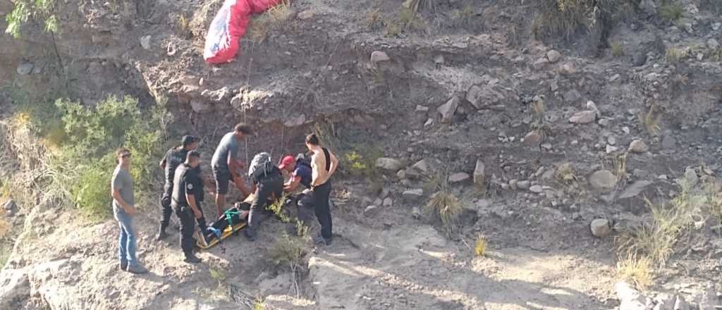 Una turista brasileña internada al caer de un parapente en el Cerro Arco