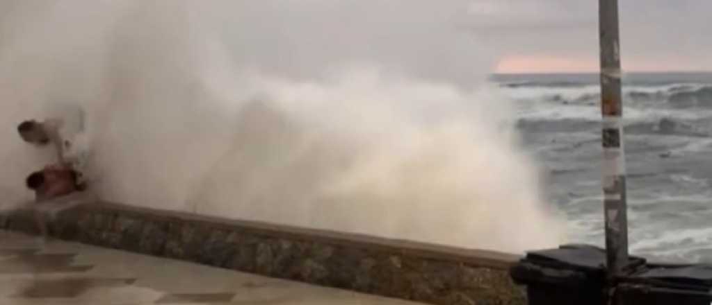 Video: una ola gigante hizo "volar" a dos jóvenes en Chile