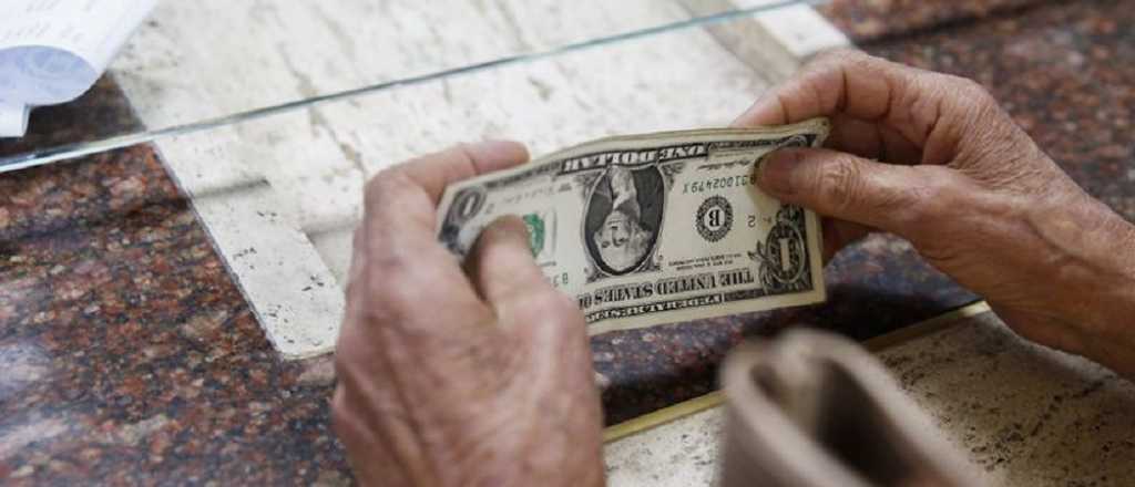 Después de una jornada a la baja, el dólar blue sigue cayendo
