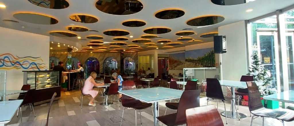 El nuevo Casino de Mendoza abrió un café y restó a todo público