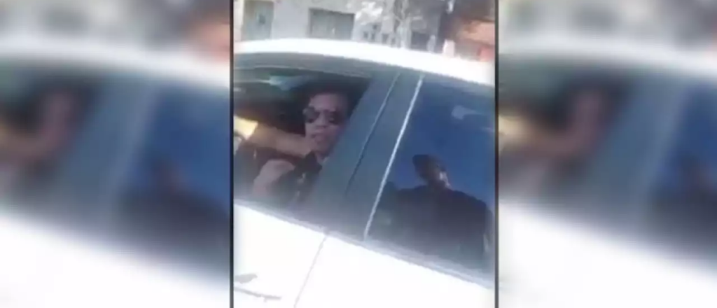 Video: un comisario "chapeó" en un control de tránsito y fue suspendido