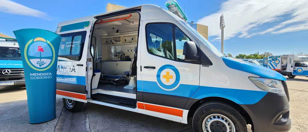 Alberto mand&oacute; 18 ambulancias para bajar la temperatura con Suarez