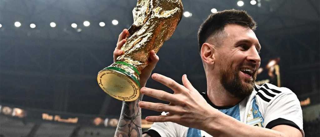 ¡Insólito! Lionel Messi levantó una Copa del Mundo falsa