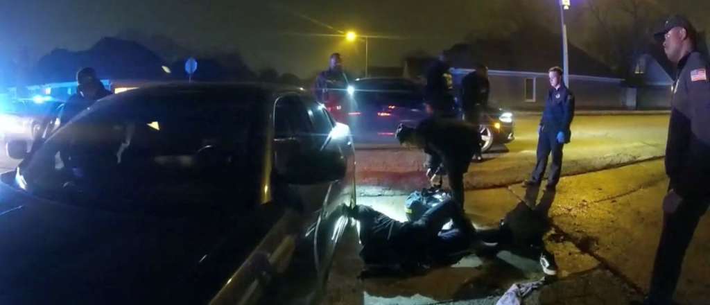 Videos muestran cómo policías patean hasta matar a un afroamericano