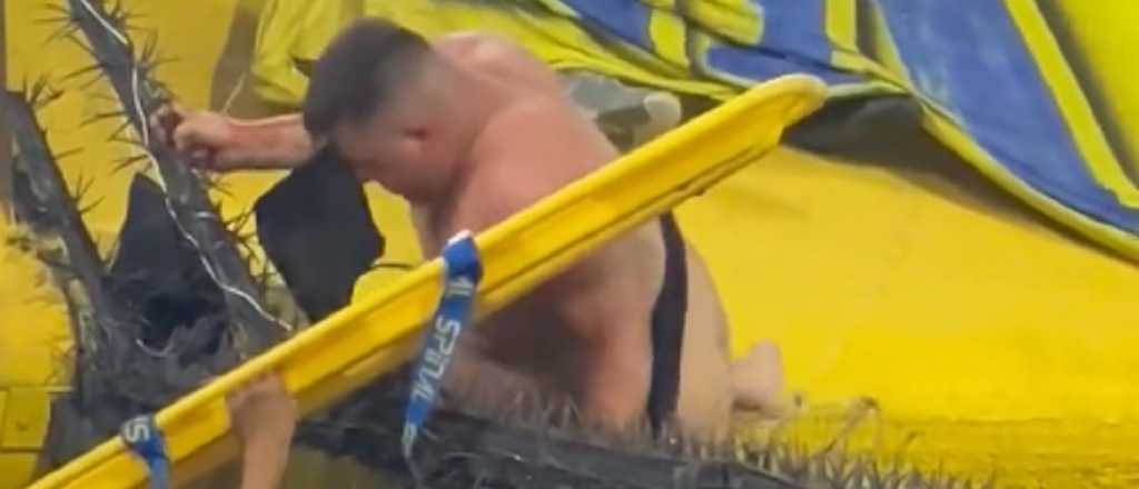 Video: así rescataron a un hincha de Boca que quedó colgado del alambrado