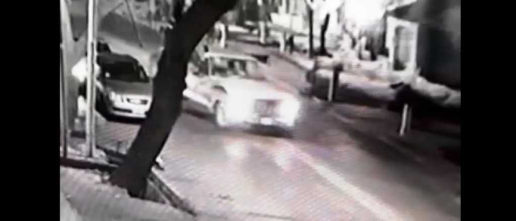 Video: chocó a dos autos estacionados en la Cuarta Sección y se fugó