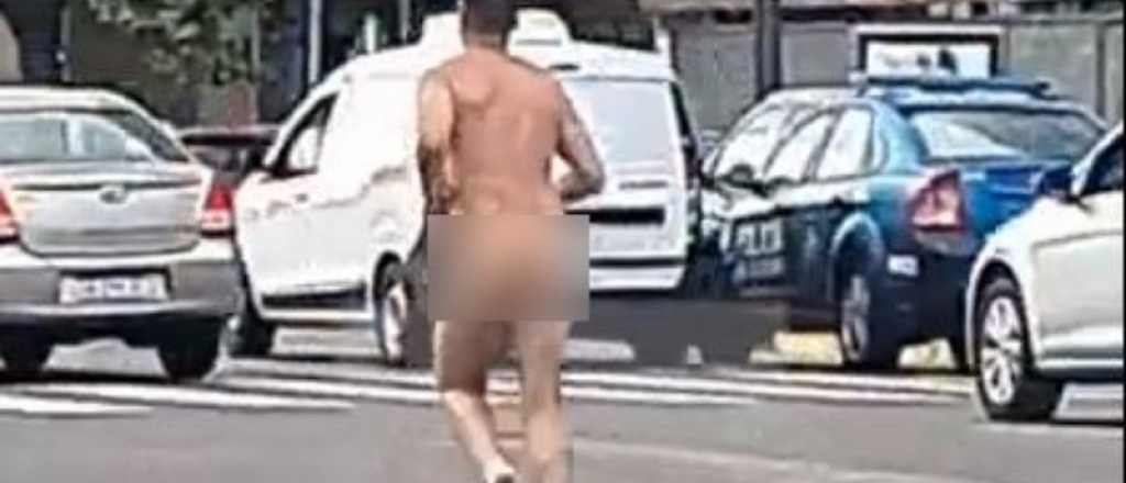 Video: un hombre salió a correr completamente desnudo y fue detenido