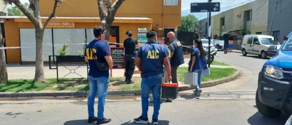Una mujer fue asesinada por sicarios mientras abr&iacute;a su negocio
