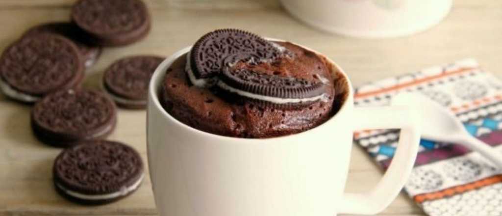 ¡Rapidísimo! Postre de chocolate con galletas en taza y microondas 