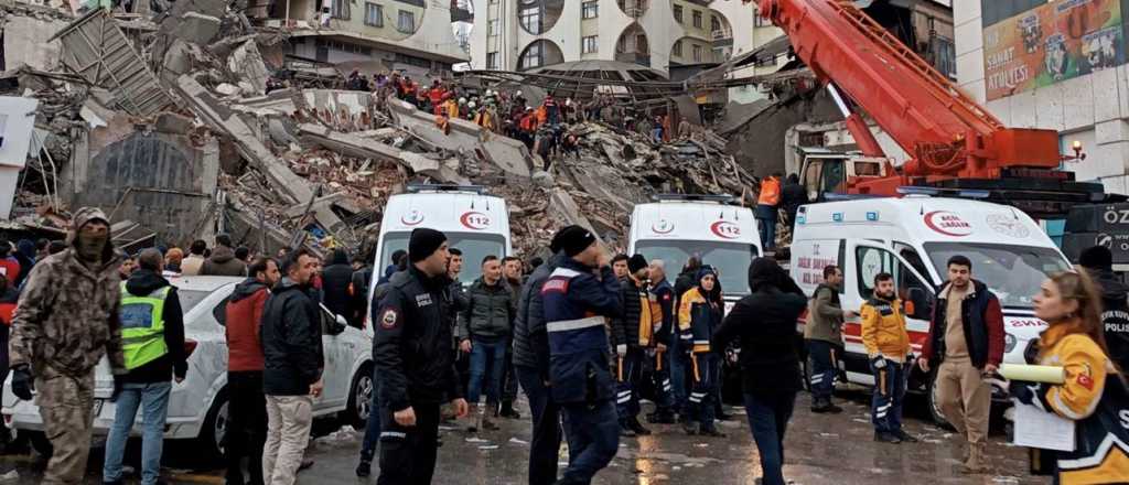 Fotos y videos: un fuerte terremoto dejó miles de muertos en Turquía