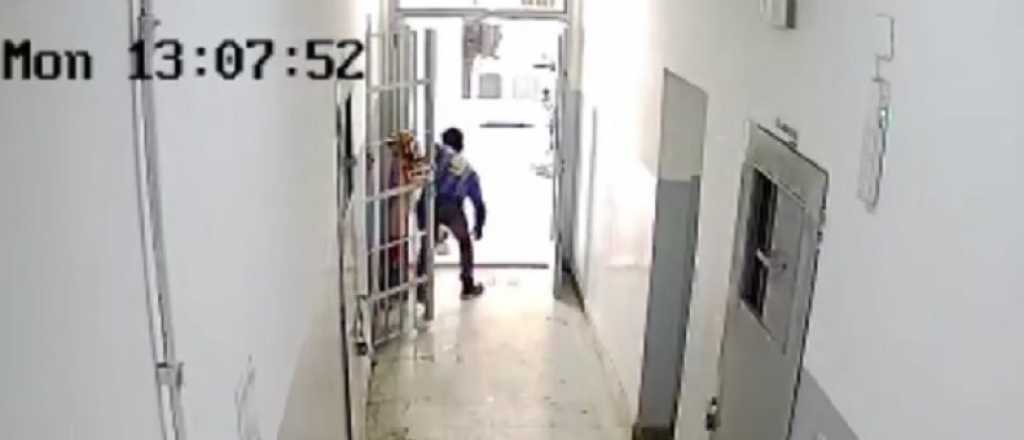 Videos: cinematográfico escape de tres presos de una comisaría de San Juan