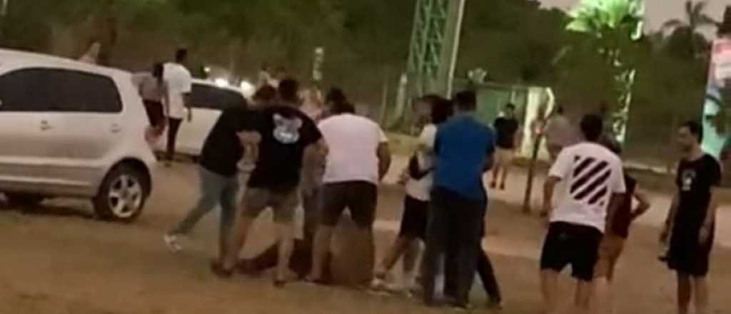 Video: otra patota de rugbiers atacó a un joven en el piso