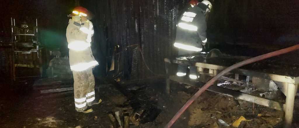 Una maderera se incendió en Luján