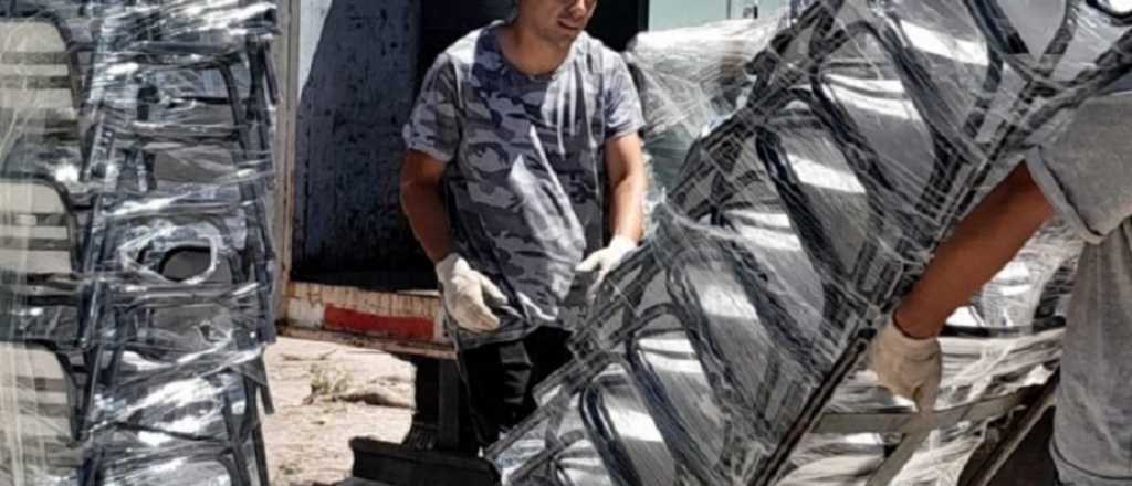 Alumnos de escuelas del Valle de Uco tendr&aacute;n sillas y mesas nuevas 