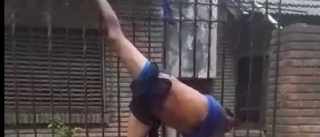 Video: entró a robar  en una casa y terminó atrapado en la reja