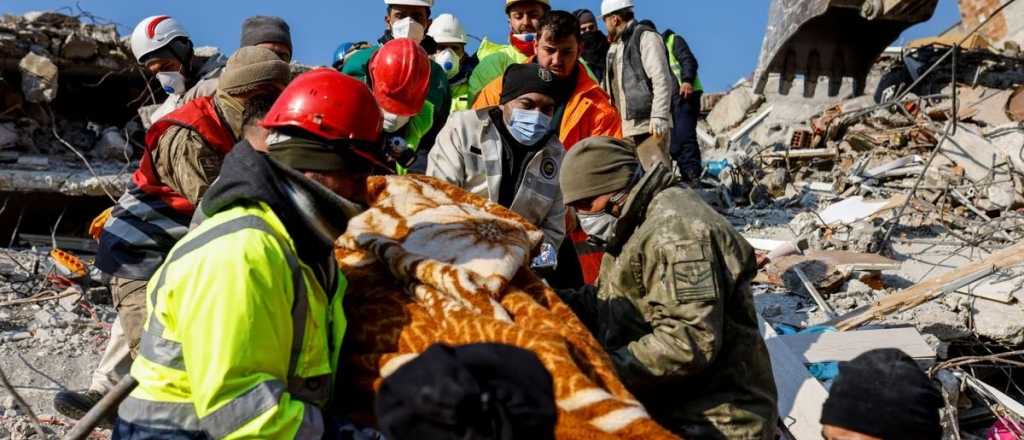 Elevan a 28 mil las muertes por el terremoto en Turqu&iacute;a y Siria