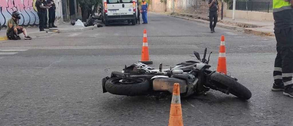 En Guaymallén chocaron dos motociclistas y uno murió al golpearse con un poste